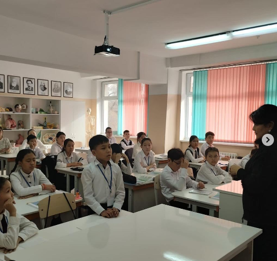 15.11.2022 күні 6"Ә" сынып оқушыларымен "Әлімжеттік буллинг" тақырыбында мектебіміздің педагог-психологтары Жүнусова Айгуль Болатовна мен Анар Уралғазықызы профилактикалық әңгімелесу жүргізді.
