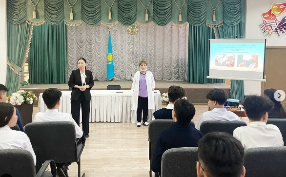 «Шылым шегудің адам өміріне тигізетін зияны» тақырыбында мектебіміздің педагог-психологы Анар Уралғазықызы мен мектеп мейірбикесі - Изимова М.Т прафилактикалық әңгіме-дәріс жүргізді.