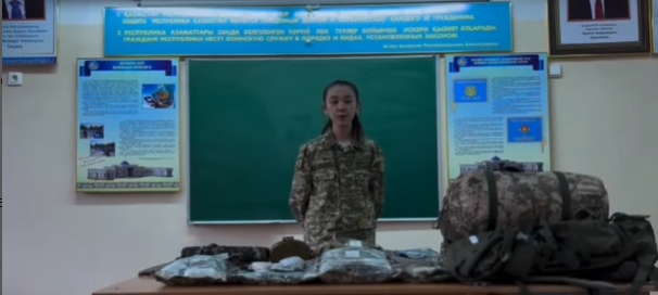 «Бүкіләлемдік Азаматтық қорғаныс күніне» арналған Төтенше жағдайлар орын алған кезде құтқарушылар келгенге дейін аман қалуға арналған заттардың негізгі жиынтығы «Дабыл чемоданын» жинау үлгісін 11 «А» сынып оқушысы Маханбет Аружан көрсетті.