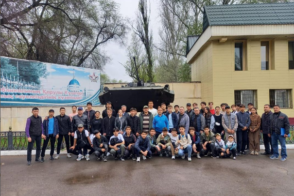 Қазақстан Республикасы қарулы күштері құрлық әскерлері әскери институтының ашық есік күніне орай N87 жалпы білім беру мектебінің оқушылары экскурсияға барып курсанттардың күнделікті өмірімен танысты