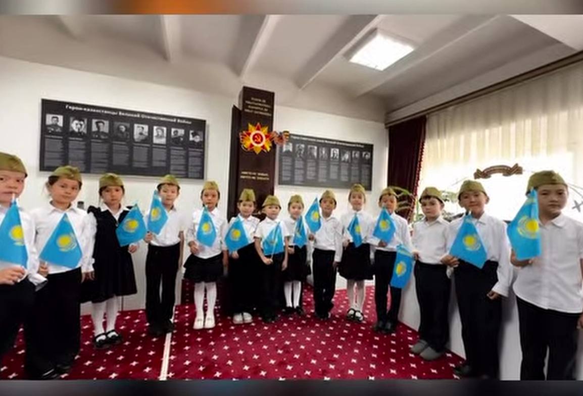 1 “А” сынып оқушылары Ұлы Жеңістің 81 жылдығы қарсаңында мектебіміздегі “Даңқ музейіне” саяхат жасады.